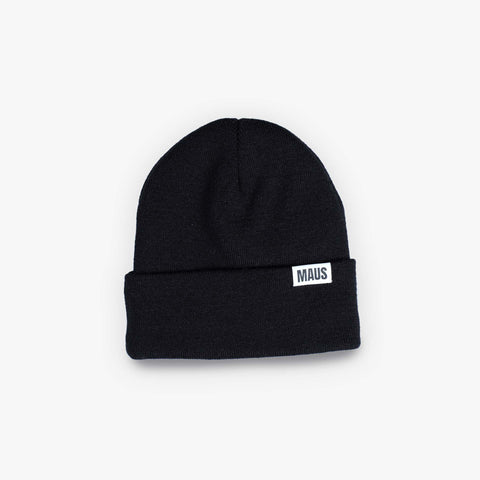 Schwarzes MAUS Beanie mit kleinem MAUS Etikett, Vorderansicht by Dejan Garz