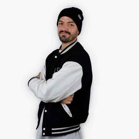 Unisex MAUS Beanie Schwarz, kombiniert mit urbanem Look by Dejan Garz
