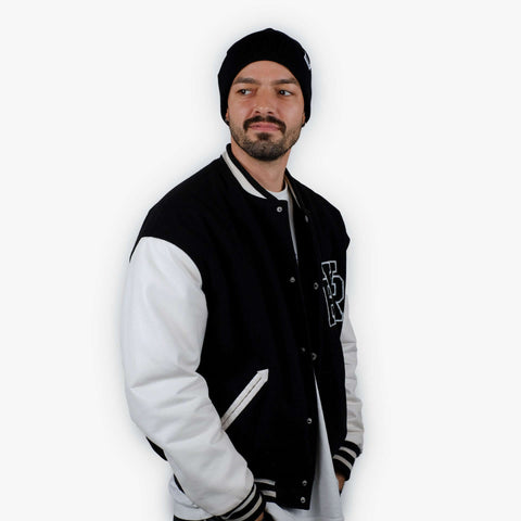 Minimalistisches schwarzes MAUS Beanie mit dezenter Label-Applikation by Dejan Garz