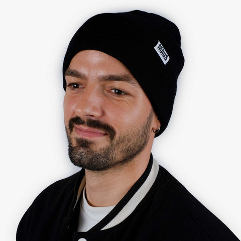 Lässiges MAUS Beanie Schwarz mit schlichter Label-Detailierung by Dejan Garz
