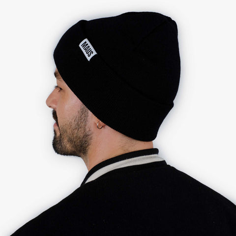 Detailaufnahme des MAUS Etiketts auf schwarzem Beanie by Dejan Garz