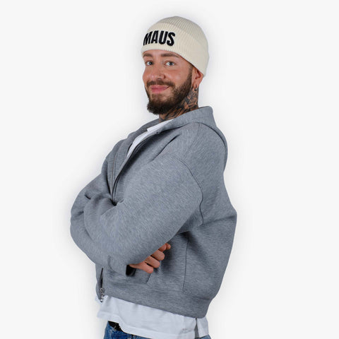 Schwarzer „MAUS“-Schriftzug auf gelbem Beanie, modernes Design by Dejan Garz
