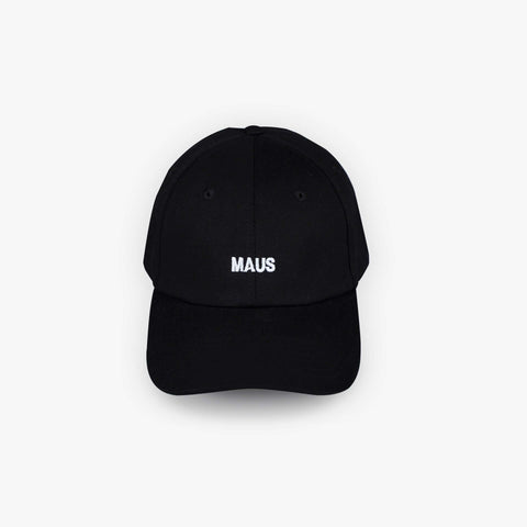 Detailaufnahme des weißen „MAUS“-Schriftzugs auf schwarzer Cap by Dejan Garz