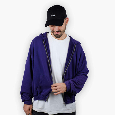 Stylische MAUS Cap in Schwarz, kombiniert mit modernem Look by Dejan Garz