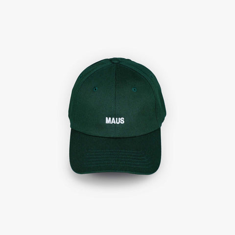 Detailaufnahme des weißen „MAUS“-Schriftzugs auf grüner Cap by Dejan Garz