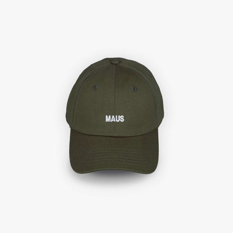 Detailaufnahme des weißen „MAUS“-Schriftzugs auf khakifarbener Cap by Dejan Garz