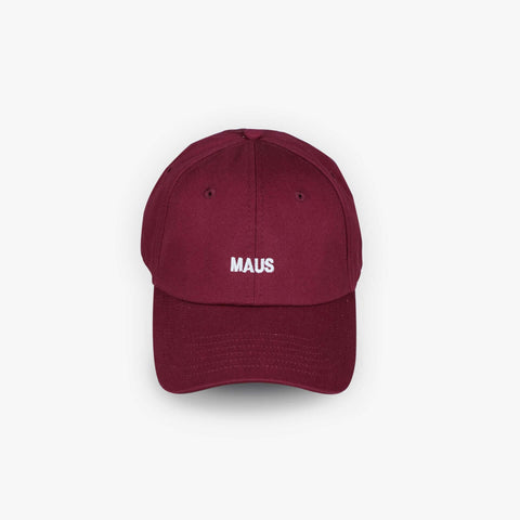Detailaufnahme des weißen „MAUS“-Schriftzugs auf roter Cap by Dejan Garz