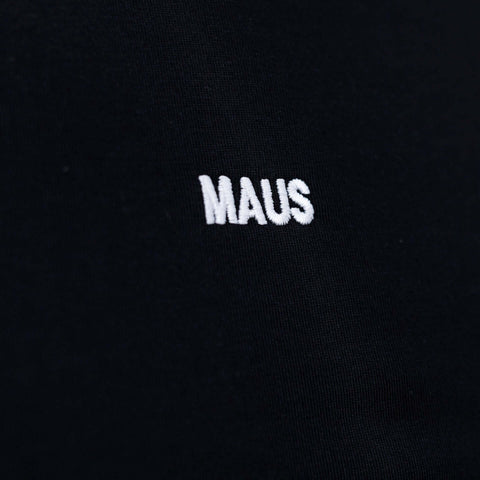 Detailaufnahme des weißen „MAUS“-Schriftzugs auf schwarzem Crop Top by Dejan Garz
