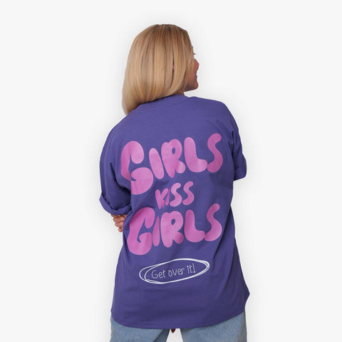 Girls Kiss Girls - T-Shirt